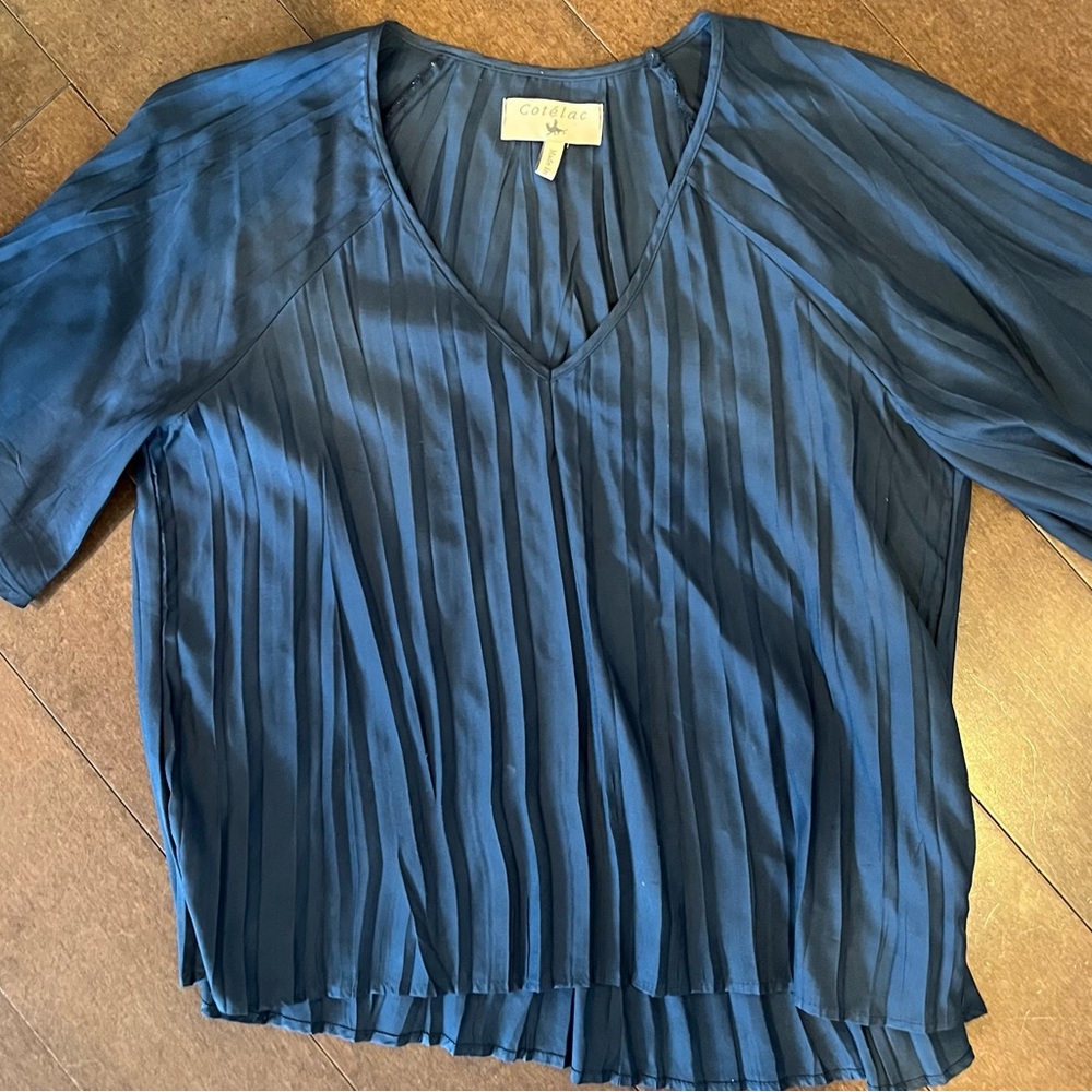 Navy flowy pleats top